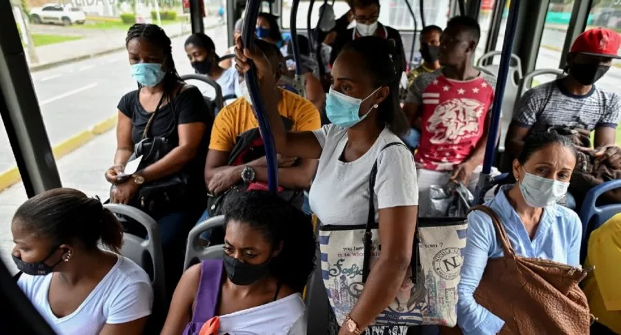 Imágenes de ciudadanos en los servicios de transporte público, durante la pandemia. 