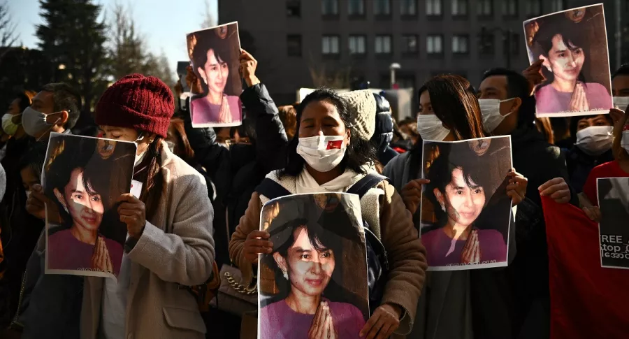 Activistas birmanos con el retrato Aung San Suu Kyi protestan frente al edificio de la ONU en Tokio este lunes luego del golpe de Estado en el país asiático.