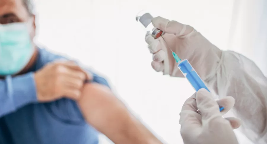 La Organización Mundial de la Salud (OMS) informó que actualmente los vacunados contra el COVID-19 superan a los contagiados en todo el mundo.
