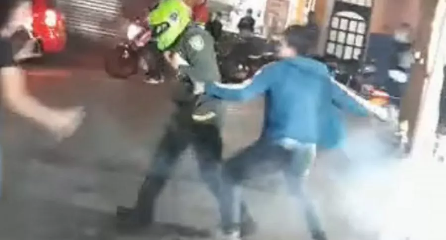 Imagen de la pelea entre un civil y dos policías en Ocaña, Norte de Santander. 
