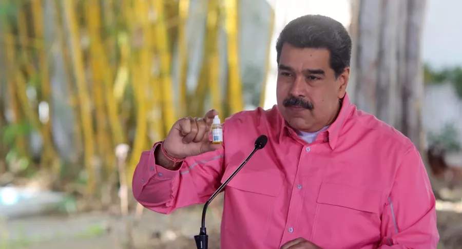 Nicolás Maduro, presentando sus gotas contra la COVID-19
