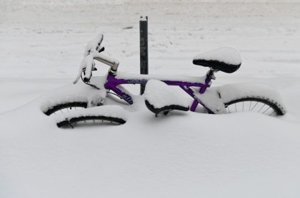 Bicicleta tapada por nieve en Nueva York, ilustra nota de Galería de fotos de gigantes tormenta de nieve en Nueva York