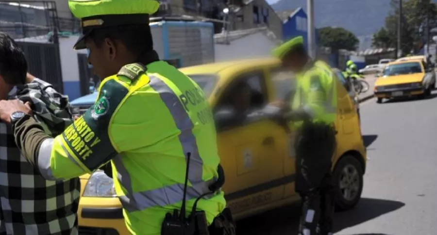 Imagen de ilustración de policías que requisan a taxistas, y que ilustra caso de turistas que perdieron sus maletas en Barranquilla