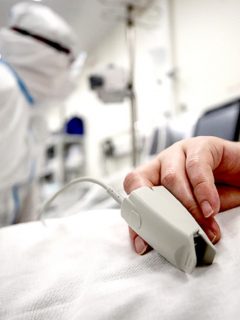 Una pareja en España se casó en plena UCI antes de ser intubada por COVID-19. Los novios, de 58 y 54 años, siguen luchando para vencer el virus.