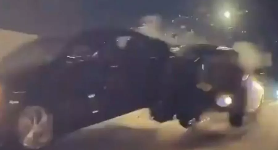 Captura de pantalla de video de brutal accidente causado por Tesla y Dodge Challenger