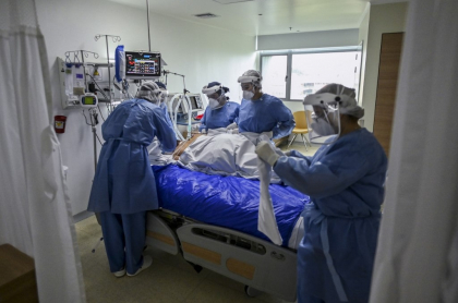 Un paciente de COVID-19 es atendido en un hospital de Colombia.