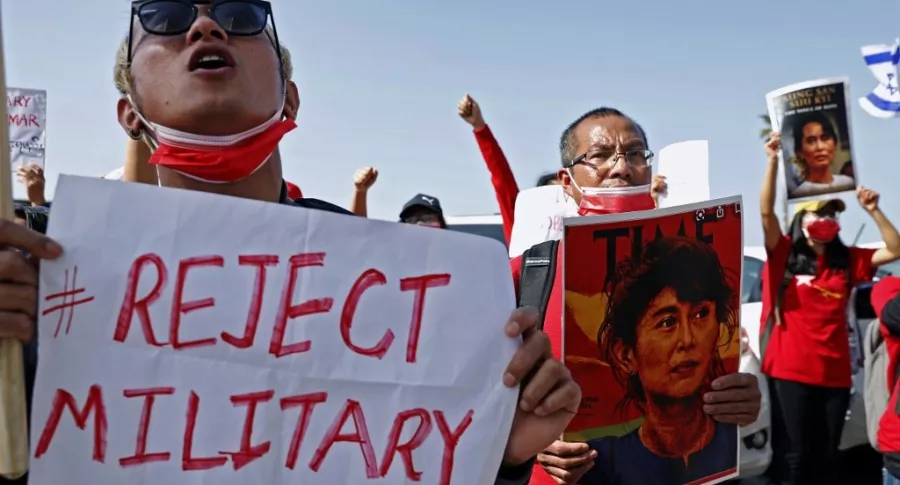 Manifestantes birmanos piden la liberación de la presidenta que sufrió un golpe de estado.