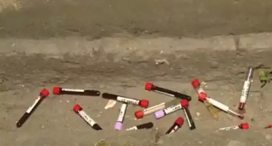 Asombro en barrio de Bogotá: tubos de sangre arrojados frente a casas
