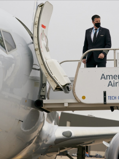 Imagen de avión y trabajador de American Airlines ilustra artículo American Airlines podría despedir hasta 13.000 empleados