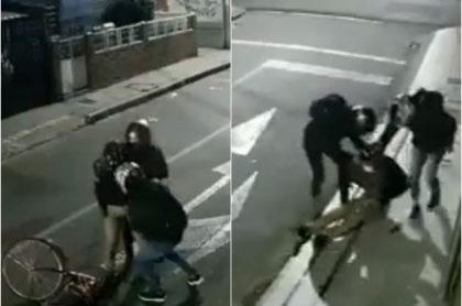 Capturas de pantalla del video que registró el robo a un ciclista por parte de 4 ladrones en moto, en Bogotá
