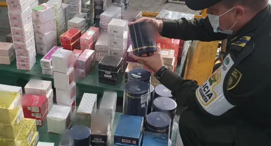 Policía incautó perfumes que iban a ser vendidos en el centro de Cali.