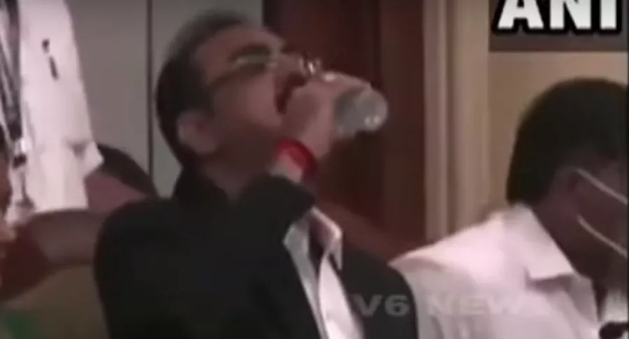 Captura de pantalla de video de político indio que tomó antibacterial, pensado que era agua