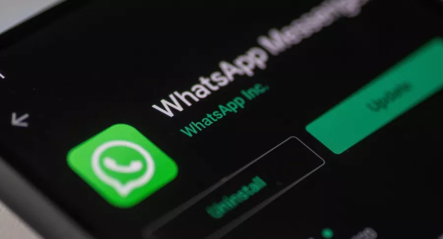 Imagen con el logo de WhatsApp en la pantalla de un smartphone. 