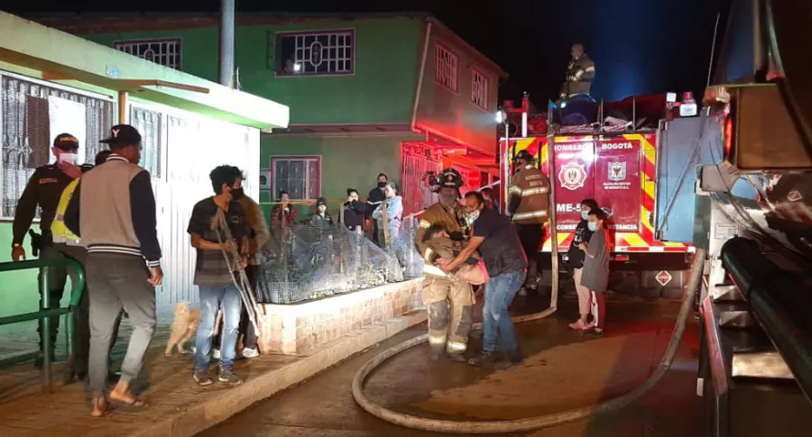 Al menos 12 viviendas resultaron afectadas por el incendio de la noche de este jueves 4 de febrero en el sur de Bogotá.