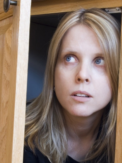Imagen de referencia de una mujer escondida en un armario, como la condenada Julie Wheeler.