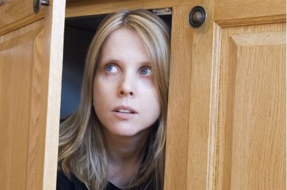 Imagen de referencia de una mujer escondida en un armario, como la condenada Julie Wheeler.