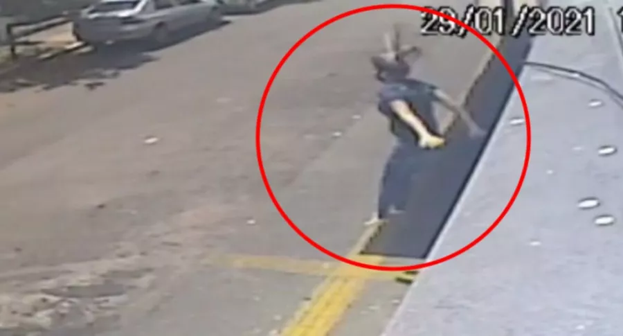 Captura de pantalla de video de mujer que se lanzó de segundo piso para huir de violador