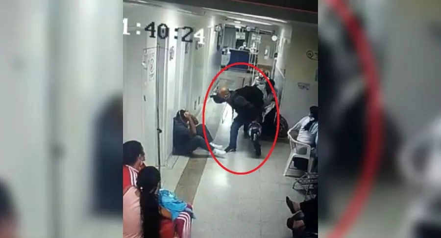 Video: hombre golpea a enfermero con un casco de moto, en Medellín