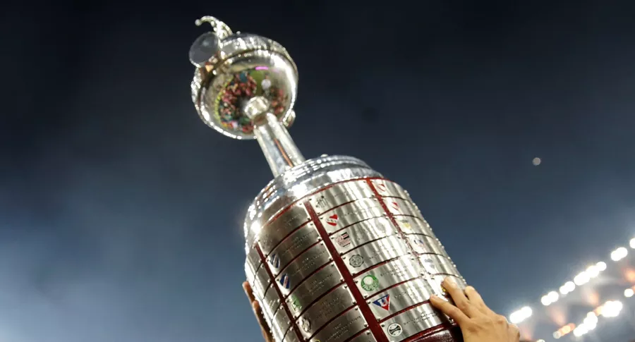 Copa Libertadores 2021: rivales de Nacional y Junior en la fase 2, fecha. Imagen de referencia del trofeo del certamen.