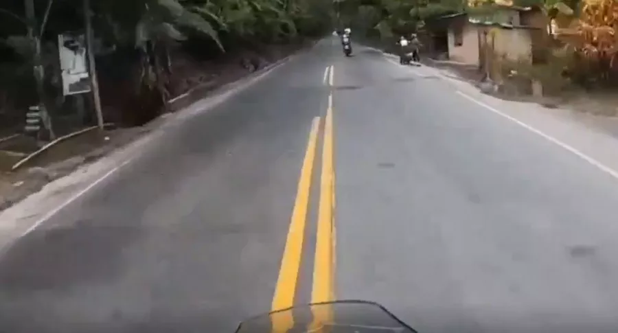 Captura de pantalla de video de fuerte caída de motociclista, en Caldas, por "mala condición de la vía"