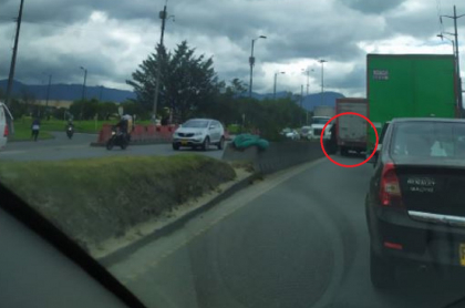 Imagen del accidente en la Calle 13 con avenida Boyacá, que causó enorme trancón