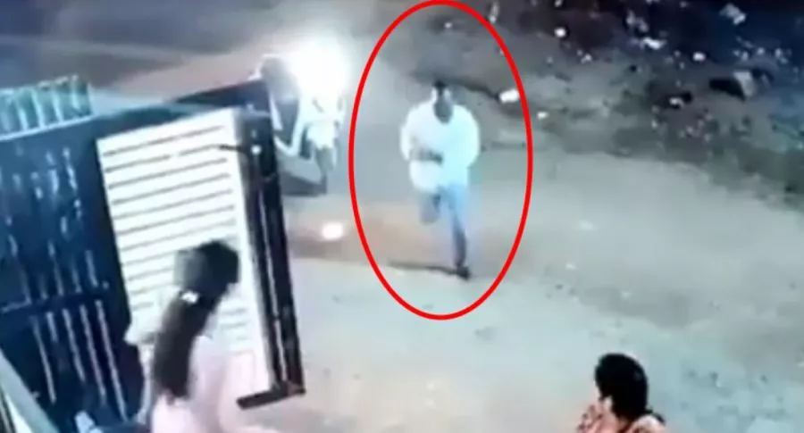 Captura de pantalla de video del  brutal ataque con hacha de un hombre a mujer porque lo rechazó