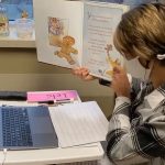 Profesora sigue dando clases virtuales mientras recibe quimioterapia y lucha contra cáncer