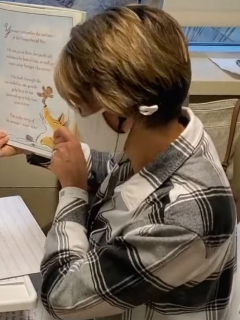 Kelly Klein, profesora de un jardín de niños en Minnesota (Estados Unidos), sigue dando clases virtuales mientras recibe quimioterapia.