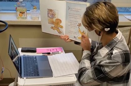 Kelly Klein, profesora de un jardín de niños en Minnesota (Estados Unidos), sigue dando clases virtuales mientras recibe quimioterapia. 