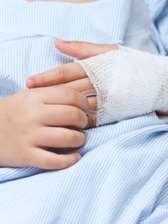 Manos de niño hospitalizado, ilustra nota de familia chilena que está rifando su casa para pagar tratamiento para su hijo