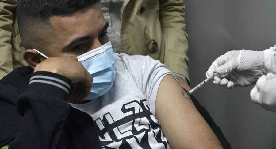 Persona recibiendo vacuna en Colombia, así es el consentimiento informado