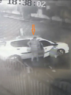 Imágenes de la mujer y de los ladrones que robaron a un conductor que parqueó su carro cerca del Centro Comercial Autopista 184