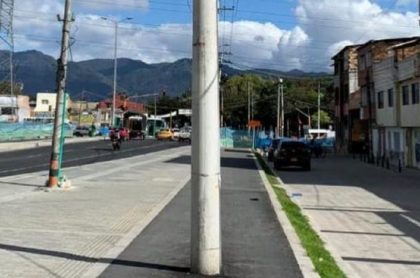 Ciclorruta en la Avenida Mutis, en la localidad de Engativá, tiene un poste de luz en toda la mitad. Varios ciclistas denunciaron los hechos.
