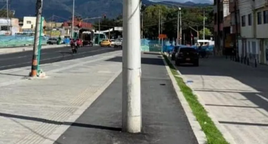 Ciclorruta en la Avenida Mutis, en la localidad de Engativá, tiene un poste de luz en toda la mitad. Varios ciclistas denunciaron los hechos.