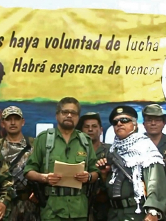 ‘El Paisa’, ‘Iván Márquez’ y ‘Jesús Santrich’, quienes aparecen en fotos armados y delinquiendo en Venezuela, junto a otros disidentes de las Farc el 29 de agosto de 2019 cuando esos jefes guerrilleros anunciaron su rearme.