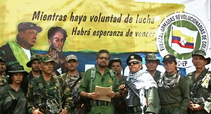 ‘El Paisa’, ‘Iván Márquez’ y ‘Jesús Santrich’, quienes aparecen en fotos armados y delinquiendo en Venezuela, junto a otros disidentes de las Farc el 29 de agosto de 2019 cuando esos jefes guerrilleros anunciaron su rearme.