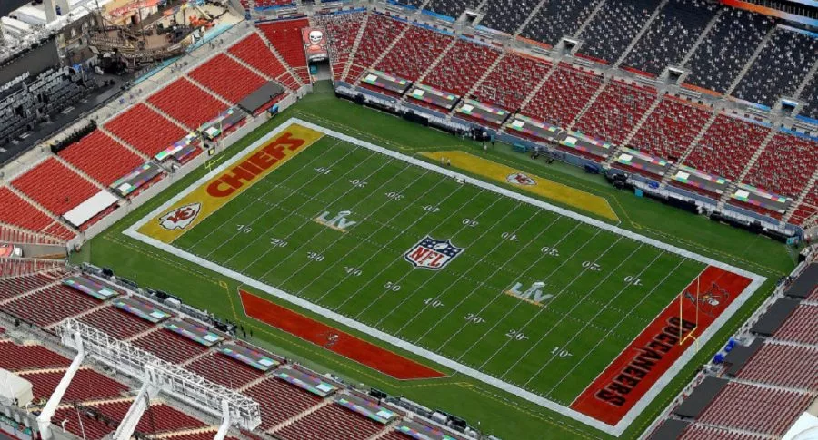 Vista aérea del estadio Raymond James, en Tampa, Florida, previo al Super Bowl 2021, cuyos precios para los boletos que aún quedan son millonarios.