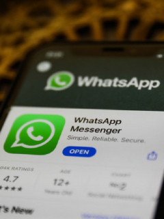 Pantalla de teléfono con logotipo de WhatsApp, aplicación sobre la cuál algunos se preguntan qué pasará este 8 de febrero a raíz de sus nuevos términos y condiciones de privacidad.