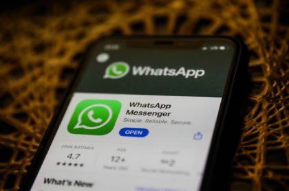 Pantalla de teléfono con logotipo de WhatsApp, aplicación sobre la cuál algunos se preguntan qué pasará este 8 de febrero a raíz de sus nuevos términos y condiciones de privacidad.