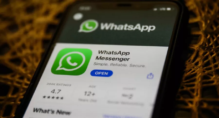 Pantalla de teléfono con logotipo de WhatsApp, aplicación sobre la cuál algunos se preguntan qué pasará este 8 de febrero a raíz de sus nuevos términos y condiciones de privacidad.