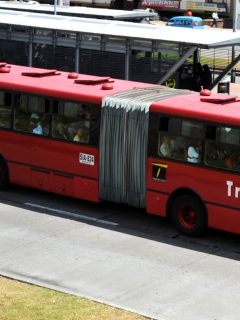 Mujer es embestida por bus de Transmilenio cuando trataba de colarse. Imagen de referencia del sistema