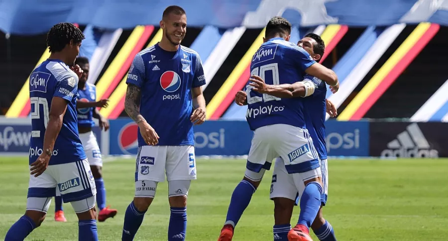 Jugadores de Millonarios celebran el gol de Fernando Uribe en la victoria del equipo en El Campín, en Bogotá, ante Deportivo Pereira. Los embajadores se acercan a la punta de la tabla de posiciones, liderada por Deportivo Cali cuando faltan 2 partidos de la fecha 5 de la Liga Betplay-I 2021.