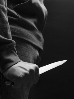 Persona con cuchillo ilustra nota del asesinato de una adolescente de 17 años en Cauca