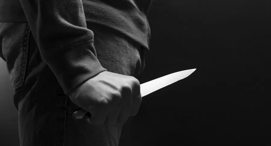 Persona con cuchillo ilustra nota del asesinato de una adolescente de 17 años en Cauca