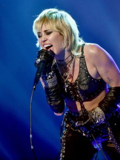 Miley Cyrus en la Dick Clark's New Year's Rockin' Eve with Ryan Seacrest 2021, semanas antes de llorar en el Super Bowl.