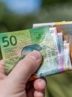 Francos suizos, ilustran nota de cárcel para avivato hombre que pagaba a prostitutas con billetes falsos