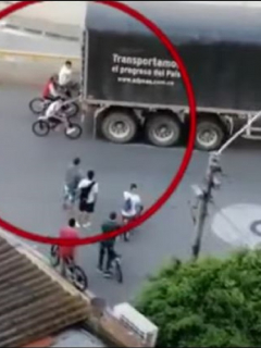 Imágenes de los jóvenes en bicicleta que se cuelgan de tractomulas y camiones en vías de Bucaramanga