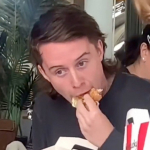 [Video] 'Tiktokers' le hacen fieros a activistas veganos y comen pollo al frente de ellos