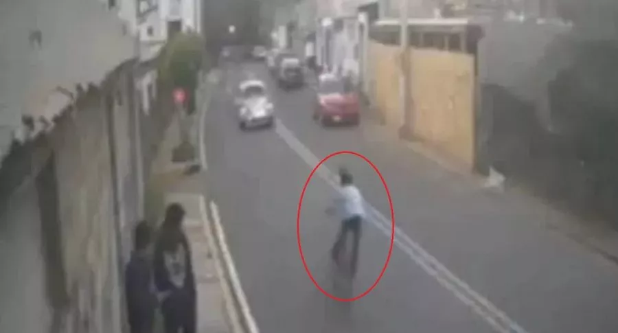 El conductor de un Volkswagen Escarabajo atropelló en México a gran velocidad a un niño de 10 años que iba en bicicleta, y luego se dio a la fuga.