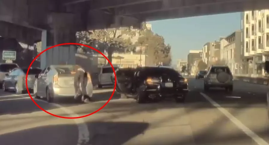 Captura de pantalla de video capturado por cámara de Tesla en el que se ve robo en autopista de EEUU